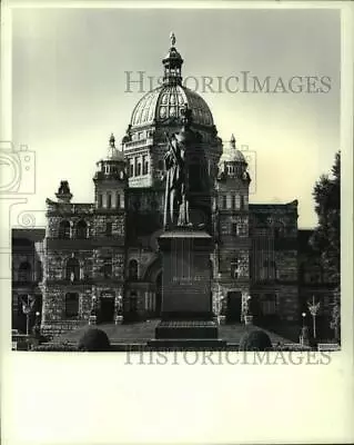 1974 Press Photo Queen Victoria Statue At B.C. Parliament Buildings Canada • $19.99