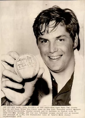 LD270 1971 AP Wire Photo IT'S ON THE BALL NEW YORK METS TOM SEAVER FINAL GAME • $20