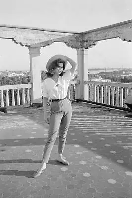 American Actress Tina Louise Posing Terrace During 19th Venice Int- Old Photo • $9