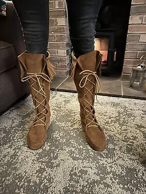 Minnetonka 1922 Brown Leather Fringe Knee High Lace Up Moccasin Boots Size: 10 • £120