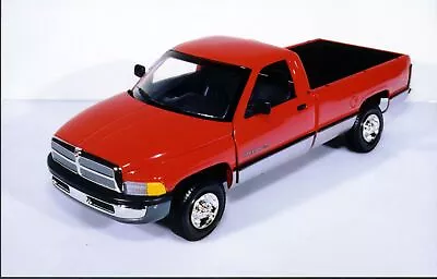 1:18 Ertl Dodge Ram '95 2500 SLT V-10 Blk/silv Or Flame Red/silv • $64.99