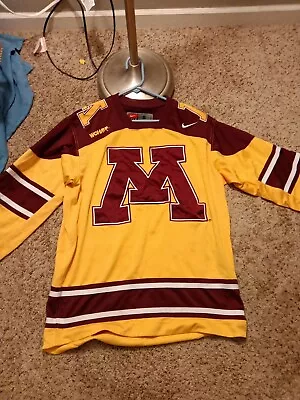 Minnesota Gophers Hockey Jersey.Nike Authentic. #30 Size Small  • $45.99