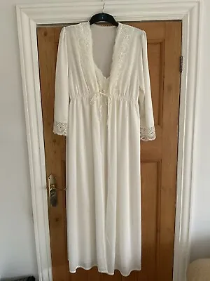 Fabulous Ladies Lace Edged Nightdress & Negligee Set  Size 16/18. • £35