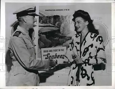 1943 Press Photo Lt. Cdr. Stemwell Greets Film Star Marguerite Chapman In NYC • $17.99