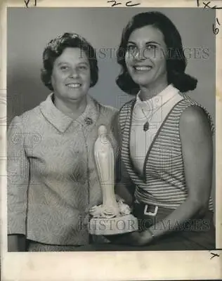1973 Press Photo Mrs.J. Henry Coates Mrs.Lloyd Saucier Displays  Madonna Award  • $15.99
