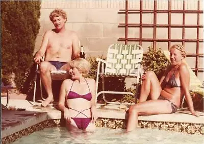 POOL WOMEN MAN 70's 80's FOUND PHOTO Snapshot  ORIGINAL Color 310 56 Z • $16.16