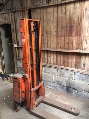 £350 • Buy Sold As Seen. Semi Electric Manual Pallet Hand Stacker. Piston Leak But Working.