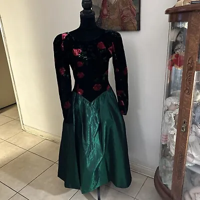 Roberta Vintage Womens Formal Green  Ballgown Skirt W Velvet Red Roses Top Sz7/8 • $9.99