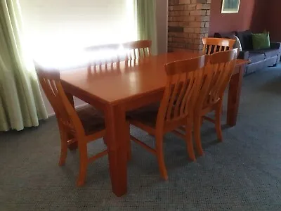 $80 • Buy 6 Seat Dining Table And Chairs