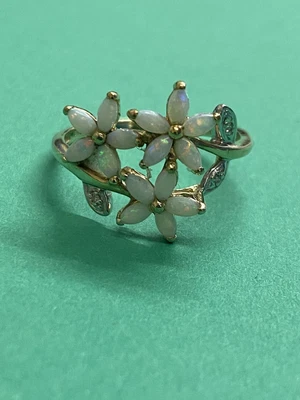 £125 • Buy 9ct Gold Flower Ring 3.1g