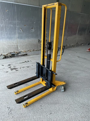£500 • Buy 500kg Manual High Lift Pallet Stacker Truck