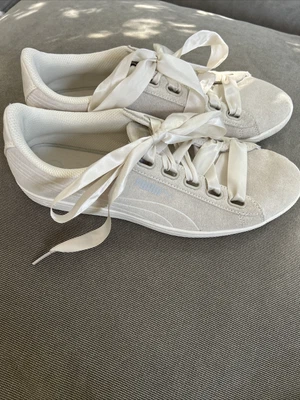 $20 • Buy Puma Trainers Off White Suede With Ribbons - Size 7.5 US