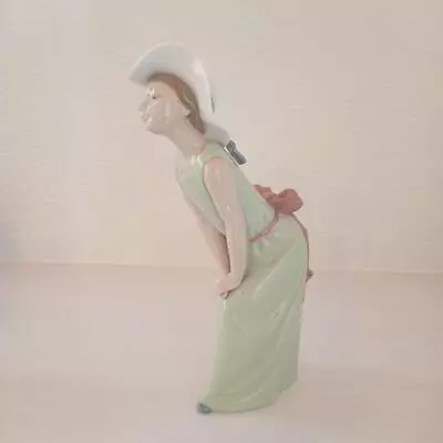 Lladro The Girl Bowing Elegant Graceful Formal Luxury Spain Figurine Japan • $148.37