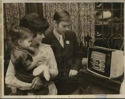 Press Photo Robert G. Cossette And Wife Vivian And Daughter Watches Returns • $15.99