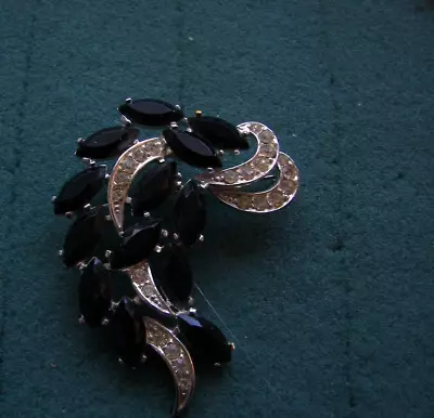  VIENNA  Rhinestone & Black Pin - Sarah Coventry Jewelry Vintage • $12