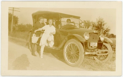 $5.99 • Buy Vintage Snapshot Photo Happy People W 1922 Hupmobile Series R 5 Pass Touring Car