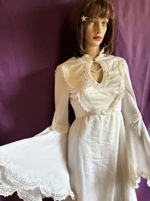 Vintage Ivory Wedding Dress / Train • $49.99