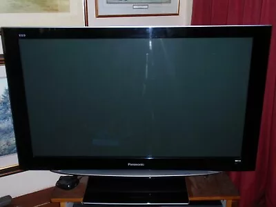 PANASONIC TH-42PZ85BA HD 1080p FREEVIEW 42  PLASMA TV WITH STAND AND REMOTE. • £89.99