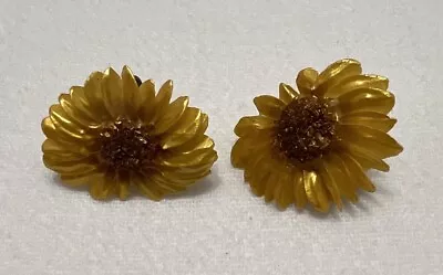 VTG Deco Carved Daisy Sunflower Earrings Brass Tone Screw Back Plastic Acrylic • $9.99