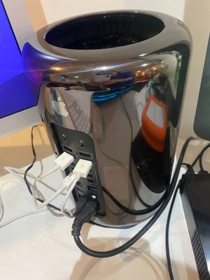 £550 • Buy Mac Pro 6.1 Late 2013 +30” Display (6 Core 3.5ghz, 64gb, AMD D500 3gb, 250GB SSD