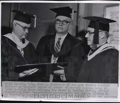 1954 Press Photo Robert Stevens Carey Bostian Malcolm Campbell At NCSU In NC • $15.99