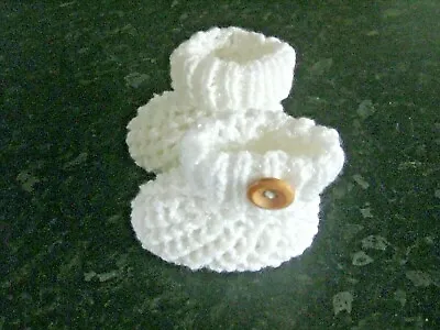 CUTE PAIR HAND KNITTED BABY BOOTIES In WHITE TWINKLE - NEW BORN (1) • £3.50