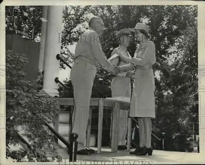 1942 Press Photo Maj Gen Fred Unl Give Diploma To Nancy E Johnson WAAC Grad • $19.99