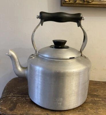 Genuine AGA Agaluxe  Aluminium Stove Top Kettle 3 1/4 Litres 6 Pints • £34.99