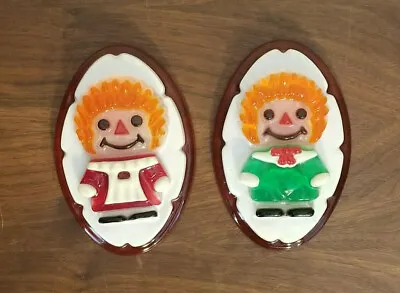 Original VINTAGE Raggedy Ann And Andy Resin Acrylic Plaque SET New Designs Inc.  • $14.99