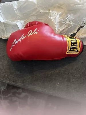 Laila Ali Autographed Boxing Glove Everlast  See Pictures • £57.82