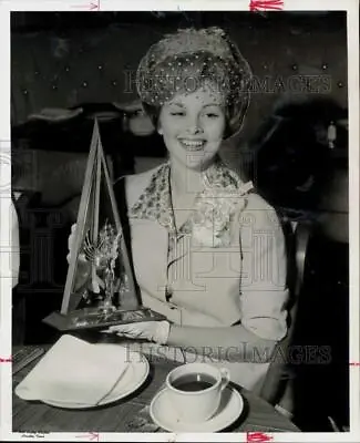 1961 Press Photo Fredda Marie Bell Miss International Shows Trophy - Hpa46097 • $15.99