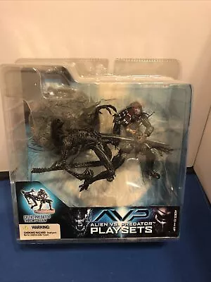 Alien Vs Predator Playsets CELTIC PREDATOR Throws Alien McFarlane Toys NEW 2005 • $29.99