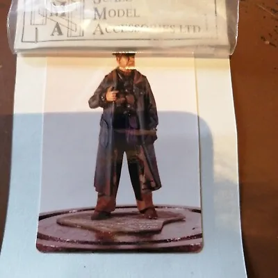 1/35 Scale Model Accessories GERMAN WW2 Officer /NCO In Combat Fatigues & Coat • £16