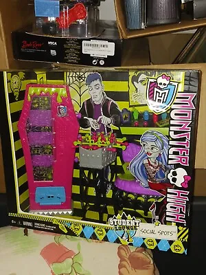 RARE! 2013 Monster High Social Spots Student Lounge Playset New Free Shipping  • $45