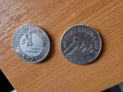 2x Five Pounds Coin Queen 80th Vivat Regina 2006 & Millenium 2000 Anno Domini • £9