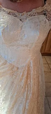 Vintage Ivory Wedding Dress With Lace Train • $26