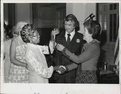 1979 Press Photo Louis Graham Meets Nancy Reagan At The Princess Martha Hotel • $16.99