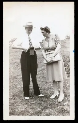 FEDORA PA WINDS KODAK CAMERA WHILST DOLLED UP MA JUDGES ~ 1930s VINTAGE PHOTO • £9.64