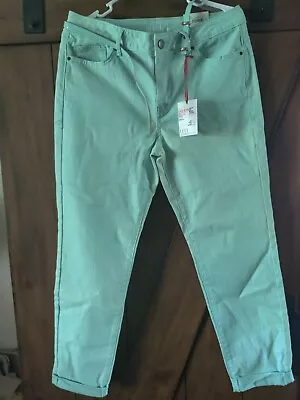 Elle Women's Capri Jeans Size 8 M Light Green Mid -rise Curvy Straight Leg. NEW • $12