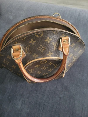£800 • Buy Louis Vuitton Elipse Handbag