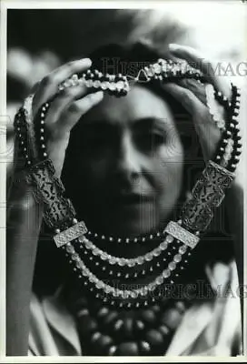 1993 Press Photo Egyptian Jewelry Designer Leila Nakhla Holds Up Necklace • £19.27