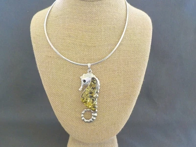 $13.50 • Buy Seahorse Resin Belly Bubble Confetti Look Necklace Silver Tone Metal Clasp
