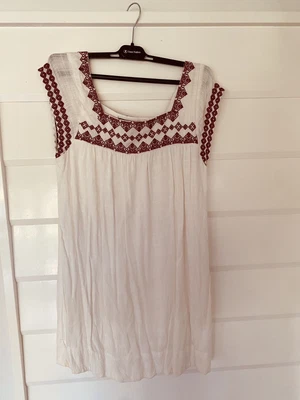 $22 • Buy Tigerlily Dress Size 8 Embroidered Capped Sleeves. Stunning