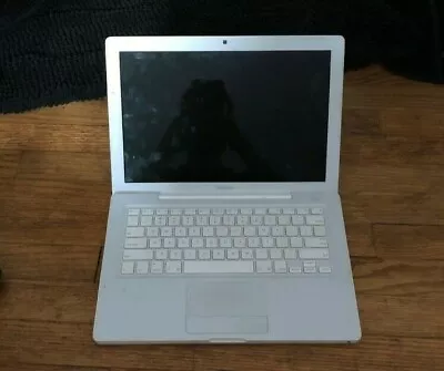 Apple MacBook A1181 13.3  Laptop MB403LL/A Early 2008 2.4GHz Core 2 Duo T8300 • $90