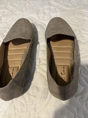 Me Too Women’s Beige Loafer Flats Size 7.5 Blake Slip Ons Round Toe Comfort • $20