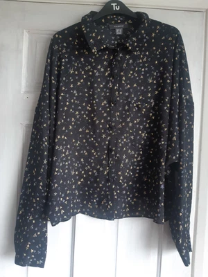 £2 • Buy Ladies Patterned Long Sleeved Button Up Collared Shirt Size 20