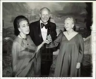 Press Photo Martha Graham Receives Award From Notables In Pierre Hotel New York • $15.88