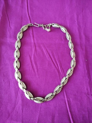 £9.95 • Buy Vintage Crown TRIFARI Brushed Gold Choker Necklace Thick Diamond Shape Links Key
