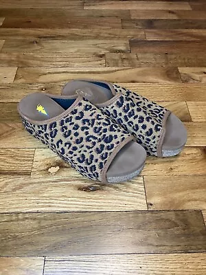 Volatile Womens Peep Toe Animal Print Casual Platform Wedge Sandals Size 6 • $29.88