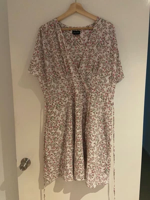 $10 • Buy Plus Size City Chic Cute Ditsy Floral Print Dress Size 16